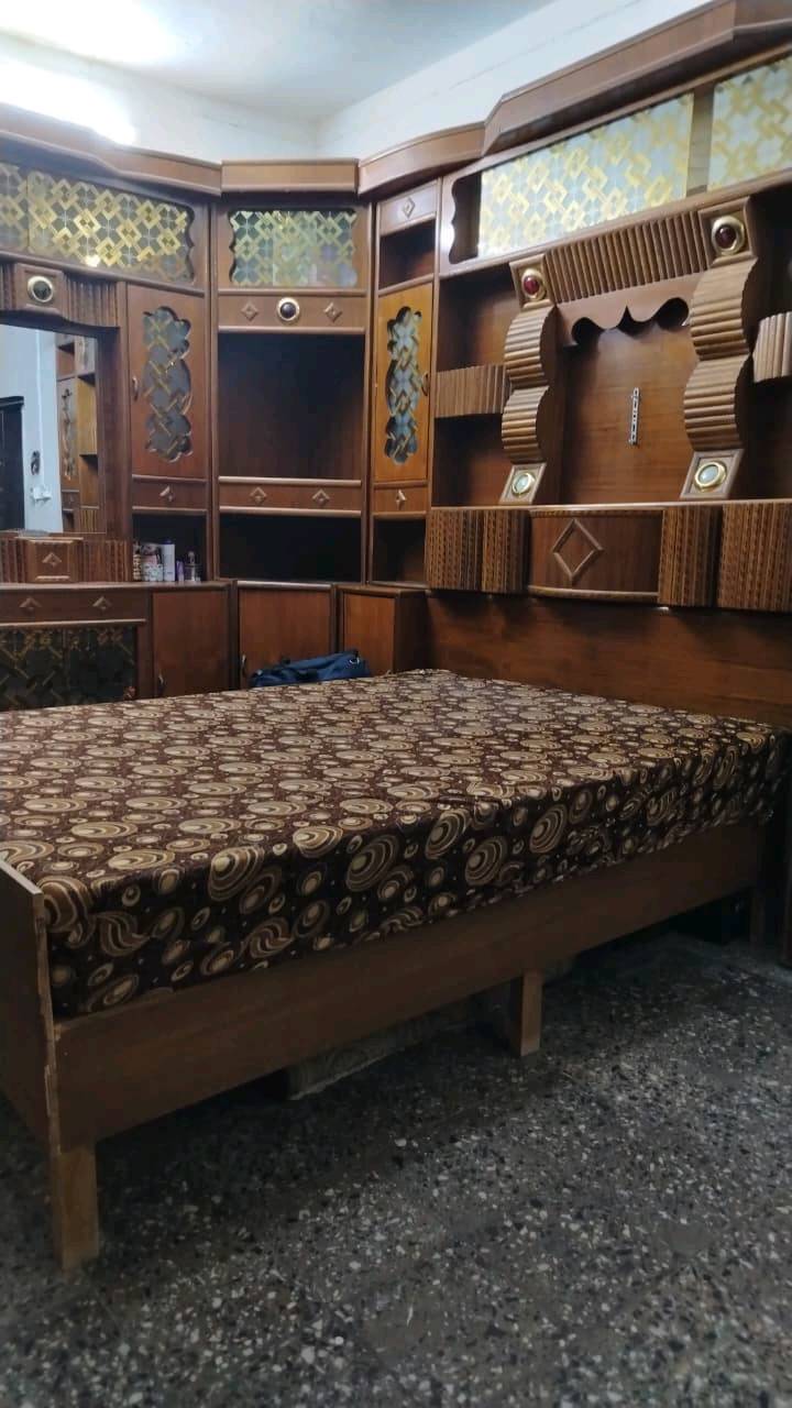 غرفه اخشاب كامله للبيع السعر المكتوب بي مجال اريد ابيعه لان غرفتي ضيگه مكاني بغداد ابو غريب. 