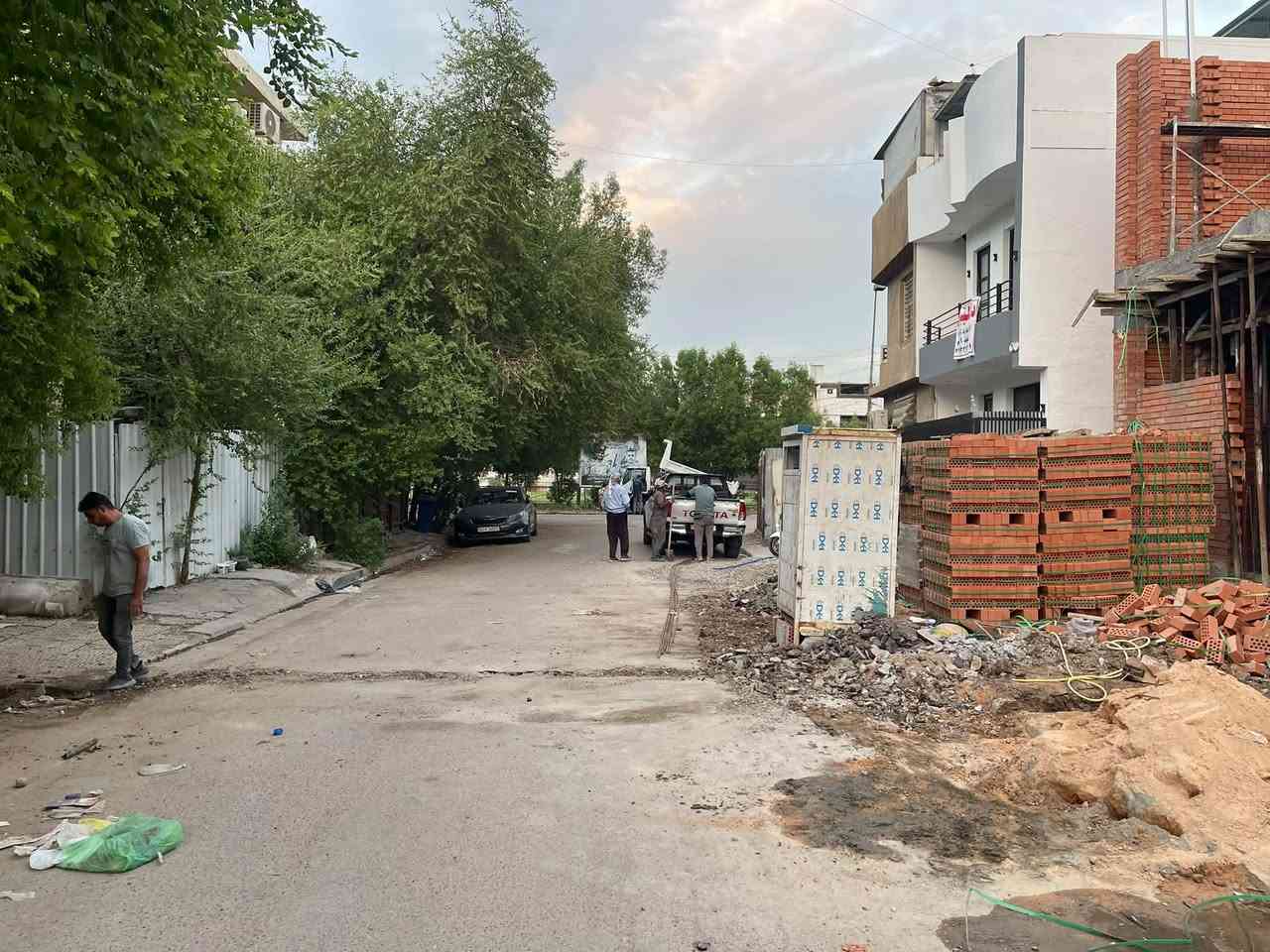 للبيع قطع من دار يعتبر ارض المساحه 100 متر الواجهه 6،25 والنزال 16 الموقع شارع فلسطين المستنصريه محله 504 فرع التربيه سابقاً قرب الحديقه للاتصال *********** او *********** شركة الخيمه للعقار
