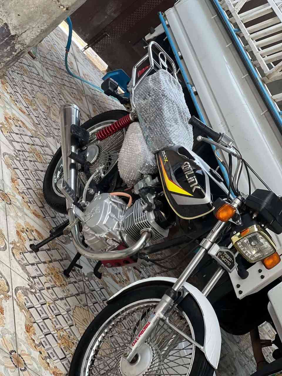السلام وعليكم
ماطور 4كير
موديل 18 تايكر
محرك مفتوح لاصوت ولا بخار 
صوته حلو
 
380وبي مجال

***********
بل حقيقه احله من الصوره
