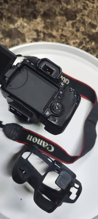 كاميرا كانون 70d للبيع🚩 السعر ٥٥٠الف قابل للتفاوض البسيط💯 ملحقات شاحنة...