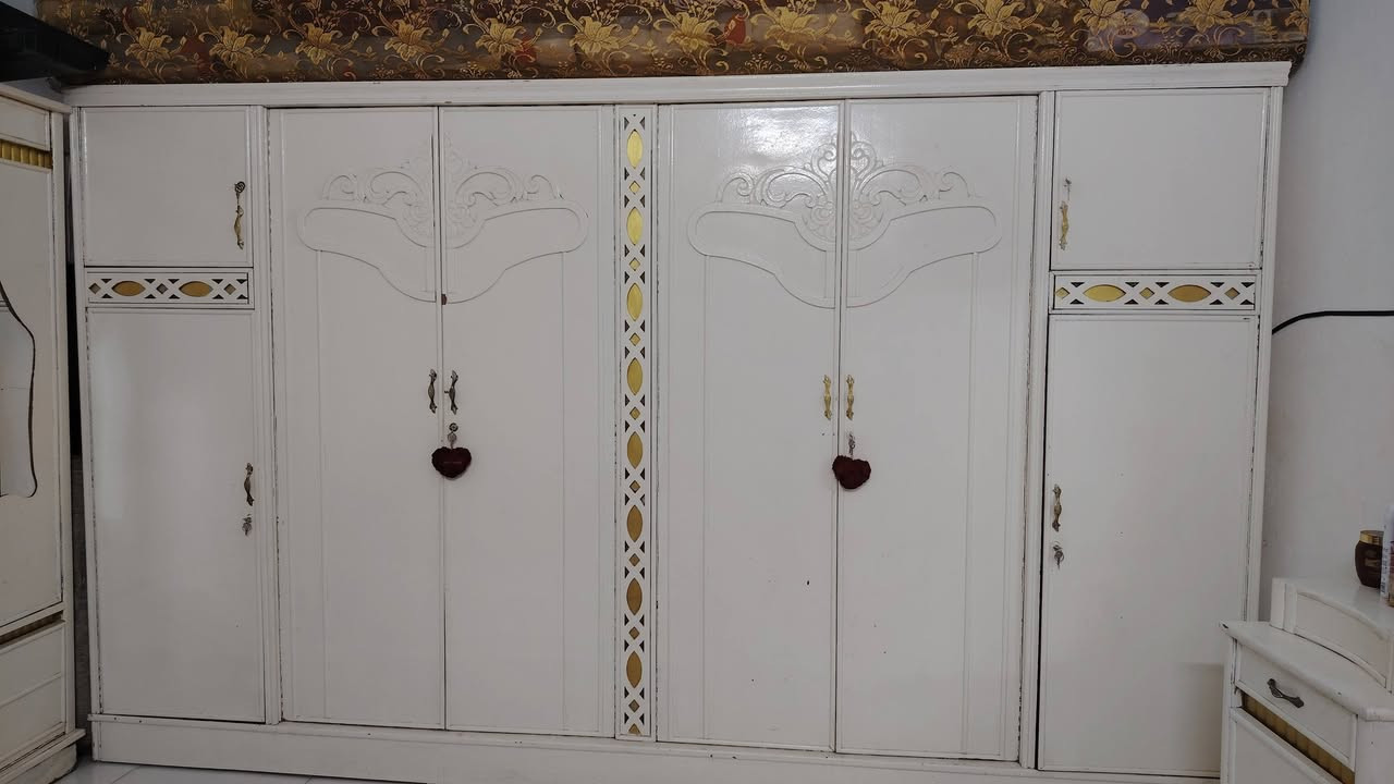 غرفة نجارة عراقية مصبوغة ابيض للبيع سعرهه 850 وبيهه مجال قليل للتواصل واتساب ***********
