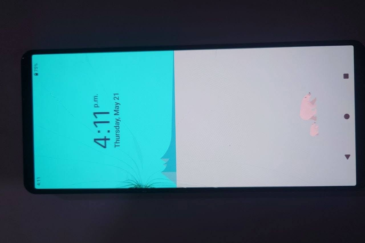 للبيع Sony Xperia 1 mark5.                                                                        شاشه بس بيه فطر و تمام .جهاز كلش نظيفة بس شاشه بيه فطر و ما بيه نقاط و اي شي ...جهاز ما مفتوح ابدا...جهاز ما مفتوحة و ما بيه شي سعره بس 225الف ما بيه مجال كفر لاصق بيه.                                                                              سناب دراغون Snapdragon Gen 2 ذاكره 256 عشوائية 12 مكاني بغداد شارع جميلة صناعية رقم موبايلي *********** بيه واتساب

