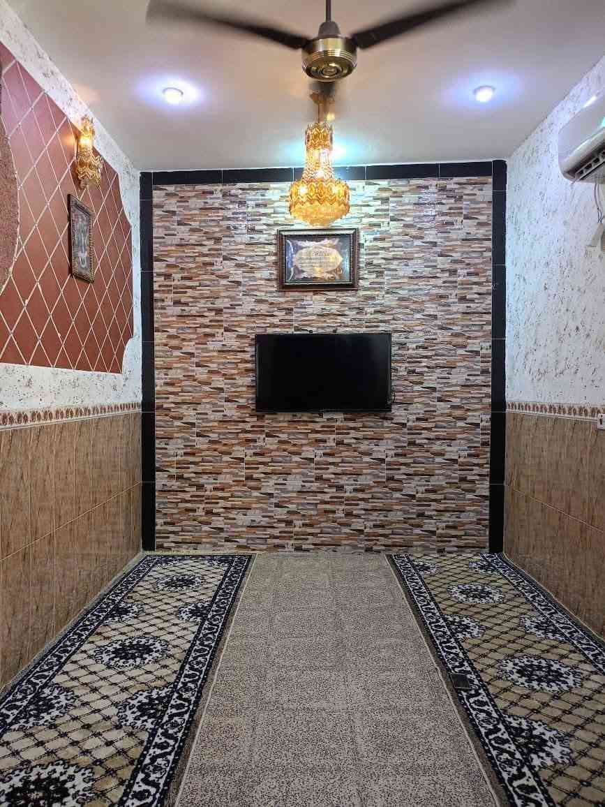 مشتمل البيع زين القوس شارع المنتزه طابقين كامل يتكون ستقبال مطبخ صاله غرفه نوم  صحيات  طابق ثاني غرفه نوم وصاله غرفه نوم صحيات وستاره بيتونه  كامل بناه جديد هاذا راقم بي واتساب سعره 85 بيه مجال شي قليل ***********
