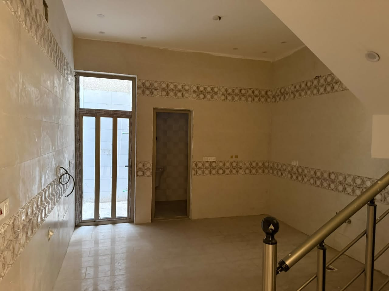 السلام عليكم، 

بيت طابقين للإيجار بسعر مناسب في السيدية شارع النخل

غرفتين و2 حمام وصالة ومطبخ - للعوائل فقط

للتفاصيل والسعر اتصل على:

***********
