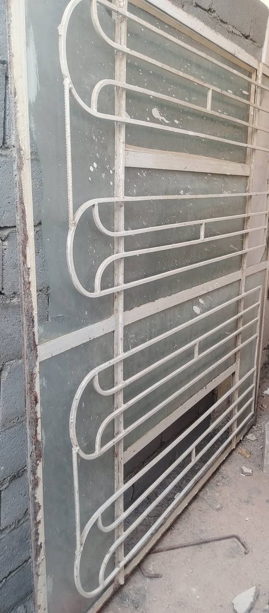 باب مدخل عرضه متروربع
وباب مكشوفه بدون جرجوبه
وشباج ***********
