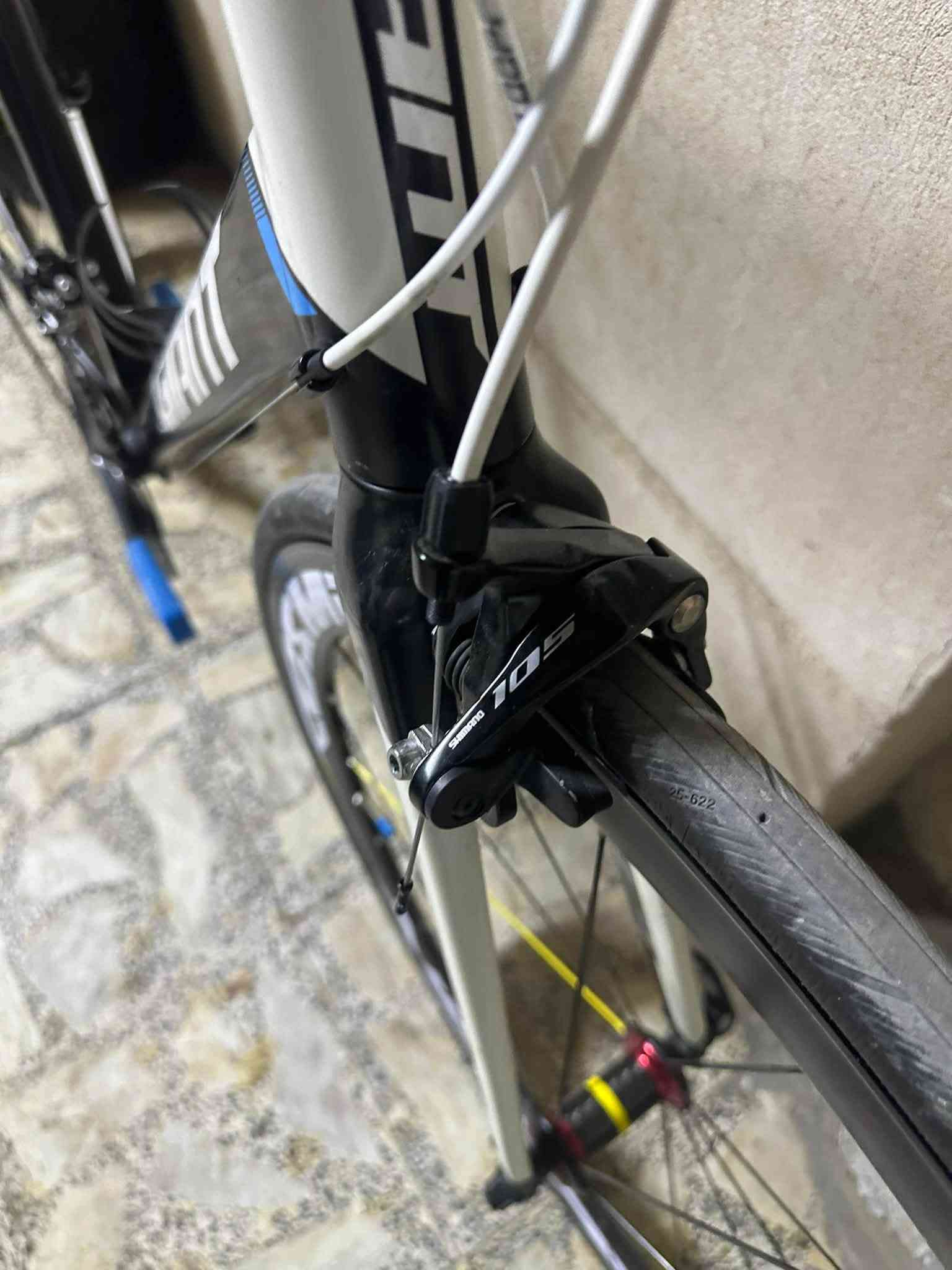 GIANT DEFY ALUXX 2018 🇹🇼
•
•

دراجة الطريق (Road bike) ماركة جاينت للبيع فقط
معدن الدراجة المنيوم الماشة و مدة السرج كاربون فايبر
(البلادي من الوكالة) 

نسبة النضافه 99‎%‎
ابعاد الفريم : الحجم 28 / القياس 54 ML
وزن الدراجة بالكامل : 8 كلغم

مجموعة الدراجة Shimano 105 R-7000 
مطابق بدون اي اختلاف جديد مشدود اصلي استيراد واصلني Made in Japan

عدد التروس : 2 / 11
الكرنك 50 - 34 T
الدشلي 11 - 30 T

المقود (الستيرن) كاربون فايبر ماركة S-WORKS
وياله كوزمك جديد شاده 6 بنط طرب حقيقي صوت جداً عالي 

اطارات الدراجة كونتينتال  25/c700
الدراجة صلوات على النبي عروس عبالك توها طالعة من الوكاله و مجهزة على اخر حباية

السعر المطلوب: مليون و الشراي الجاد يدلل
العنوان: بغداد / الشعب / سوق شلال / قرب مركز شرطة شارع عدن
للاستفسار: ***********
