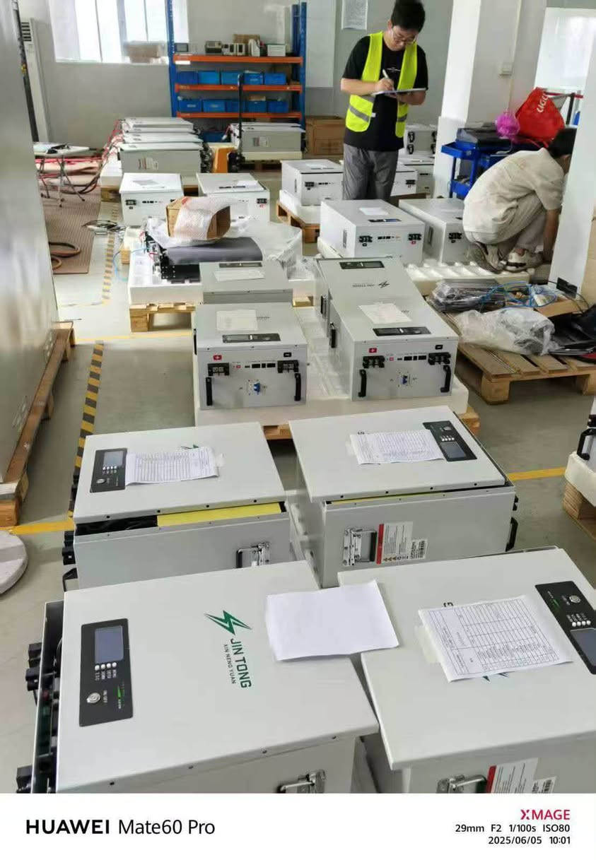 المواصفات المتوفره🔋
‏1-5kwh
100 امبير الجهد المتقن 51.2V . تيار الشحن المتقن 70A . خلايا EVE - سعر البطاريه 690$ سعر المفرد 
🟢بطاريه 
‏2-10kwh 
200 امبير Ah الجهد المتقن 51.2V.. تيار الشحن المتقن 90A. تيار التفريغ المتقن 90A . اقصى تيار تفريغ مستمر 100A . خلايا EVE سعر البطاريه 1150$ سعر المفرد 
🔋ضمان 5️⃣سنوات اداء ثابت لمنضومات الطاقه الشمسيه متوفره لدى شركه قلعه الطاقه للصين الموزع الرئيسي 
راسلنا واتصل للمعرفه المنضومه مناسبه لك 
موقع الشركه : بغداد شارع فلسطين / شارع ضلال 
صاله المبيعات ***********
