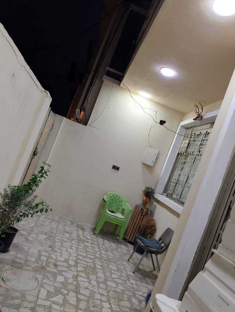 بيت للبيع الكاظمية الثانية الطي بدايه نزال عباس الكهربائي بشارع ١٢ ثالث فرع عاليسره  مساحته ١١٤م واجهة ٧ ونص مدخلين مطبخ وحولي وصالة ضيوف وغرفه نوم وصحيات ثنين خارجيه وداخليه والطابق الثاني غرفه نوم كبيره وغرفه مخزن صغير ماء أسأله كهرباء وطني وسحب الأتصال عالرقم ***********
