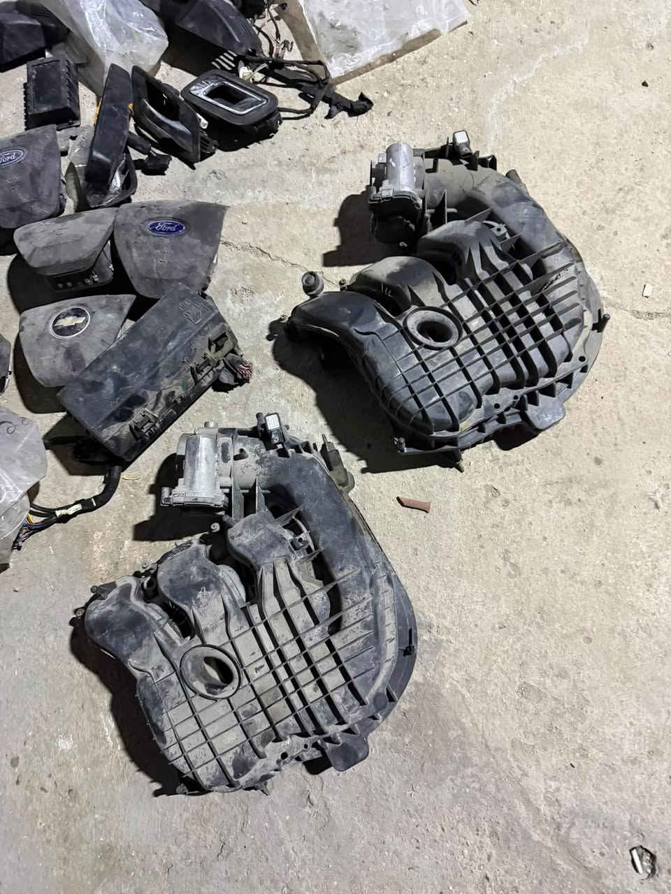 السلام عليكم عندي غراض جارجر اوباما تاهو وبيهن مال فورد للبيع
مرايات وسطيه 
فان تبريد 15 قطعه تقريبا
جاملغات
ثلاجتين وجويتر 
يدات ابواب
عقول 
قاعدات فيوزات العاديه واليم الباتري الخلفي
سلف 
بوردات تبريد
دكم مال جام
ايرباكات برده
ايرباكات دركة تاهو وجارجر وفورد
راديتر اعتقد مال جارجر
شاشات صغار
قبق بانزين
هواي هواي اكو غراض وكلهن جدد مال تفصيخ 
اليريد يجي يطلع بيده اكو تل مال غراض بعد 
اي استفسار هذا رقمي ***********
