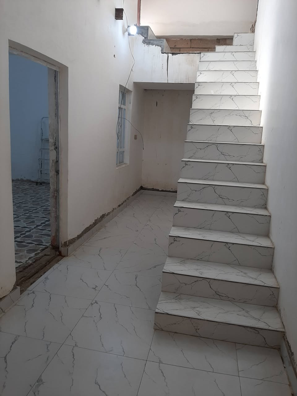 بيت خلفي ١٠٠متر بالصالحيه خلف مجمع قاهر الأسعار غرفتين الفوك عوزه لبخ واستقبال ٩ متر بيت مرتب ونظيف سعره ٩٥ اتصال خاص او رقم ***********
