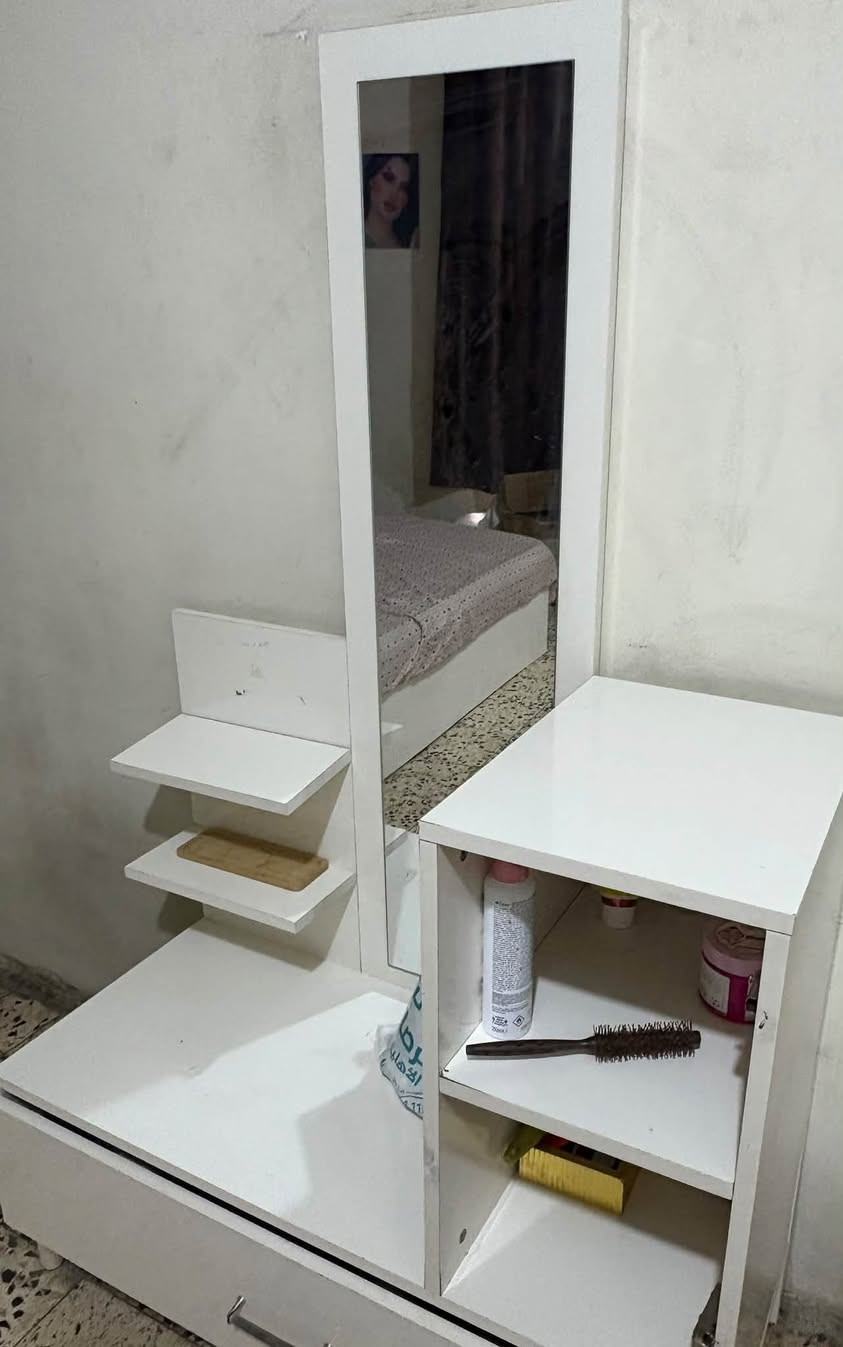السلام عليكم
غرفهً نوم تركيه ٤ قطع كنتور وجربايه وميز تواليت 
نظيفه مستخدمه قليل كلش دابيع للتصفيه للتصفيه !!
للاستفسار تواصل ع الخاص
