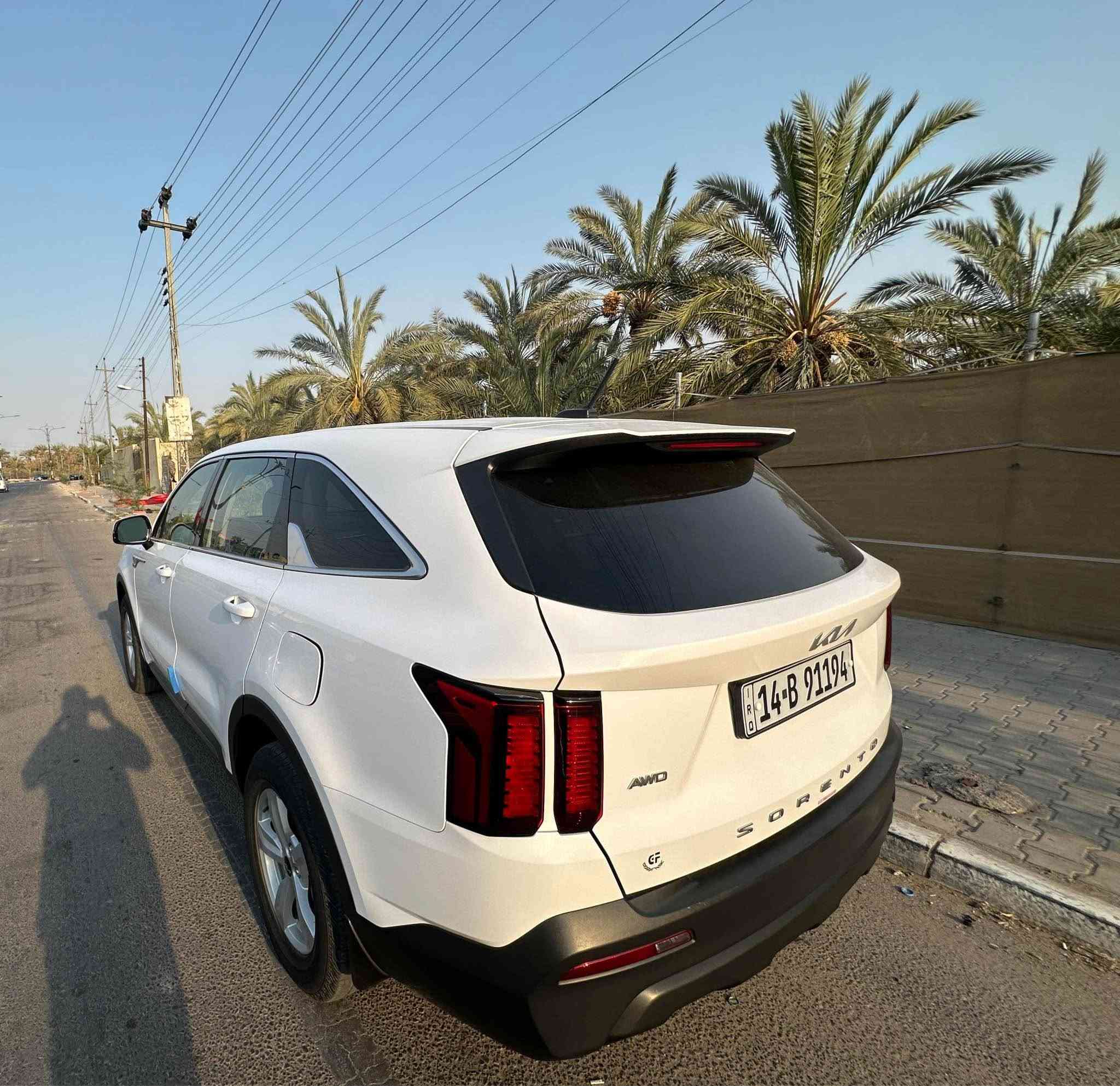 سورينتو ٢٠٢٢ ابيض AWD
مواصفات LX: رادار، مانع اصطدام، ستيرن هزاز، اطفاء ذاتي، ٥ أنظمة قيادة، كاميرا ٣٦٠، ٧ راكب، محرك ٢٥٠٠ تنفس طبيعي. (بدون تيربو)
حادث طرف دعامية، بچم كبس ، ايرباك سليم، بدون فتح او تبديل، (الدعامية البلادية على السيارة) السيارة ليبل واحد ماشية ٥٤ الف ميل، رقم بصرة تحويل. 
الارضية مغلفة جلد عند دوشمة ارشيد بالتجاري
*********** البصرة, العراق
