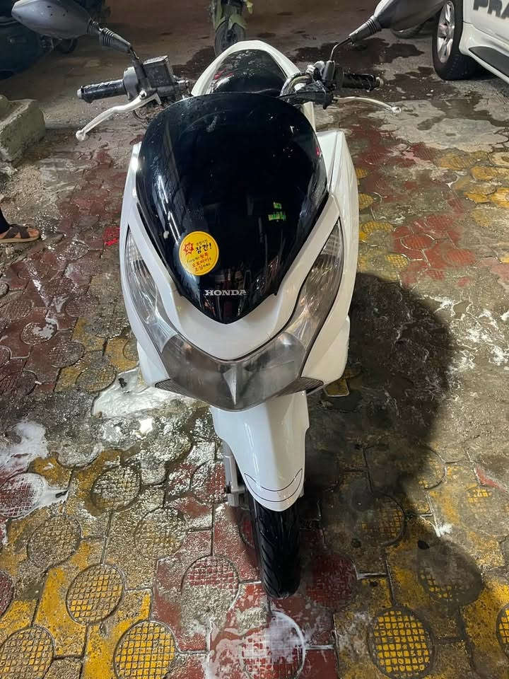 السلام عليكم دراجه pcx جيل اول محرك 125cc مكفولة المحرك مداخل عليه درنفيس امانة اللّٰــــه مال جناي مستعجل على بيعتها تجي تشوفها كدام عينك وتفحص  يله تاخذها  شلعة ومعدل خير من اللّٰــــه اللّٰــــه يشهد  خرسة ما بيها صوت رايدها بمليون و٦٠٠ وبيها مجال للشراي بغداد شارع فلسطين  ساحة بيروت هذا رقمي ***********
