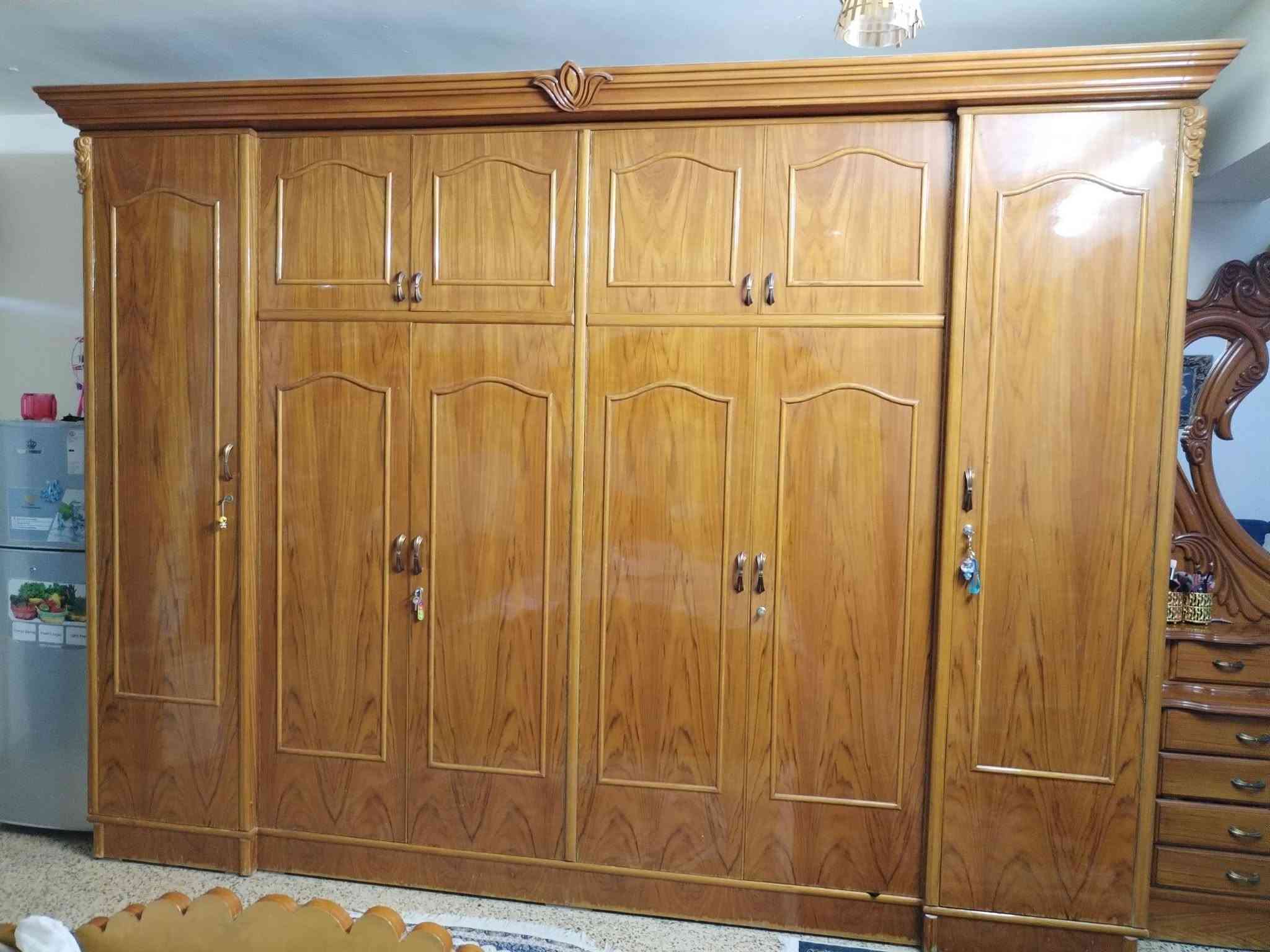 سلام عليكم غرفه اخشاب صاج للبيع جديده استعمال قليل مليون وبيه مجال العنوان بغداد ***********
