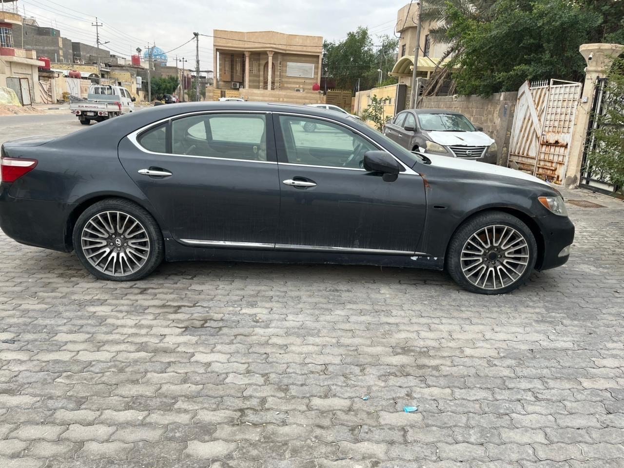 السياره 2007مكينه بيهه صوت رواجز  سنويه منتهيه الضرر الي بيهه بالمدكر الايسر الي موضع بالصوره دعمه خفيفه ومصلحينه السياره على بلادهه لا مصبوغه ولا معجون اذا اكو مراوس  السعر 115 ورقه 
لكزز L460 سياره حلوه ومرتبه