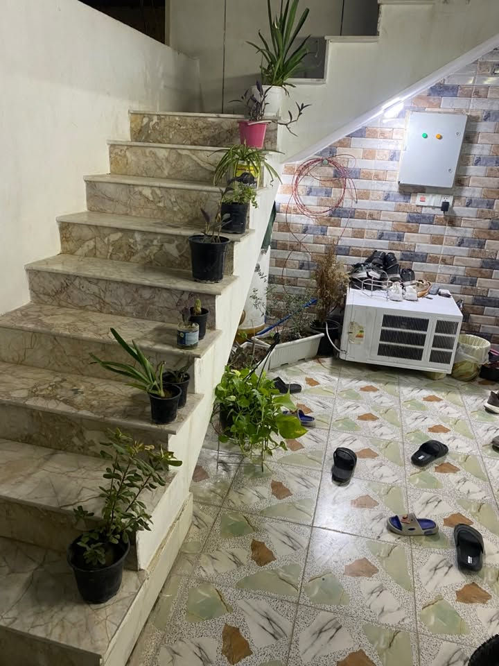 بيت للبيع مساحة ١٠٥ متر
واجهه ٦.٦٠متر
الطابق الأول (استقبال - مطبخ - حولي- غرفة - ترك)
الطابق الثاني (غرفة كبيرة)
شارع الغربي - سكلة حيدر التميمي قبل السجة 
سند ٢٥ 
للتواصل *********** رصيد او واتساب
