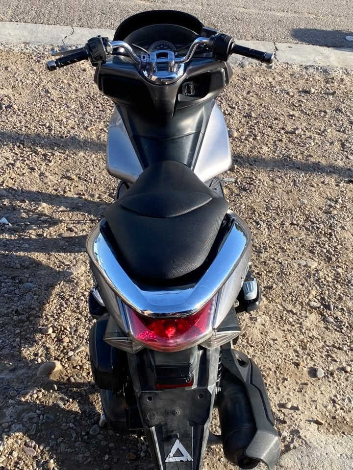 السلام عليكم 
دراجة pcx جيل اول للبيع 
دراجه شلعه معدل كهربائيات كلها شغاله 
دراجه نضيفه اي نقص مابيها 
حساسات كلها شغاله اي نقص مابيها 
رقمي ***********
