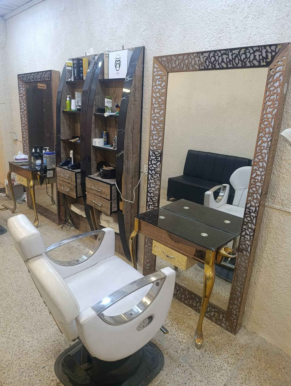 محل حلاقة • كامل • للبيع