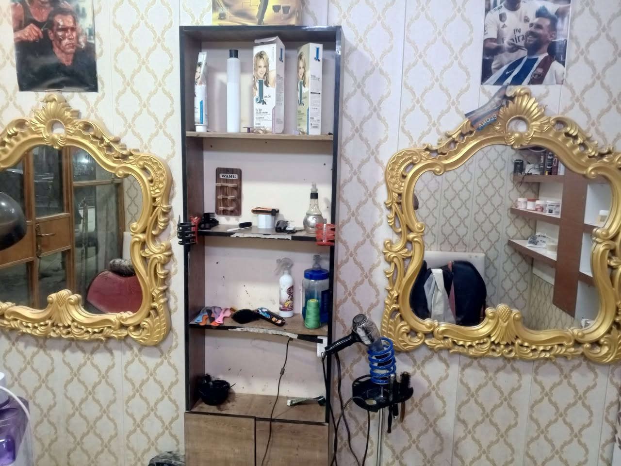 مرايات عدد 2 وميز للبيع للاستفسار مراسلت الصفحه او تصال على الرقم ***********
سعر مناسب
