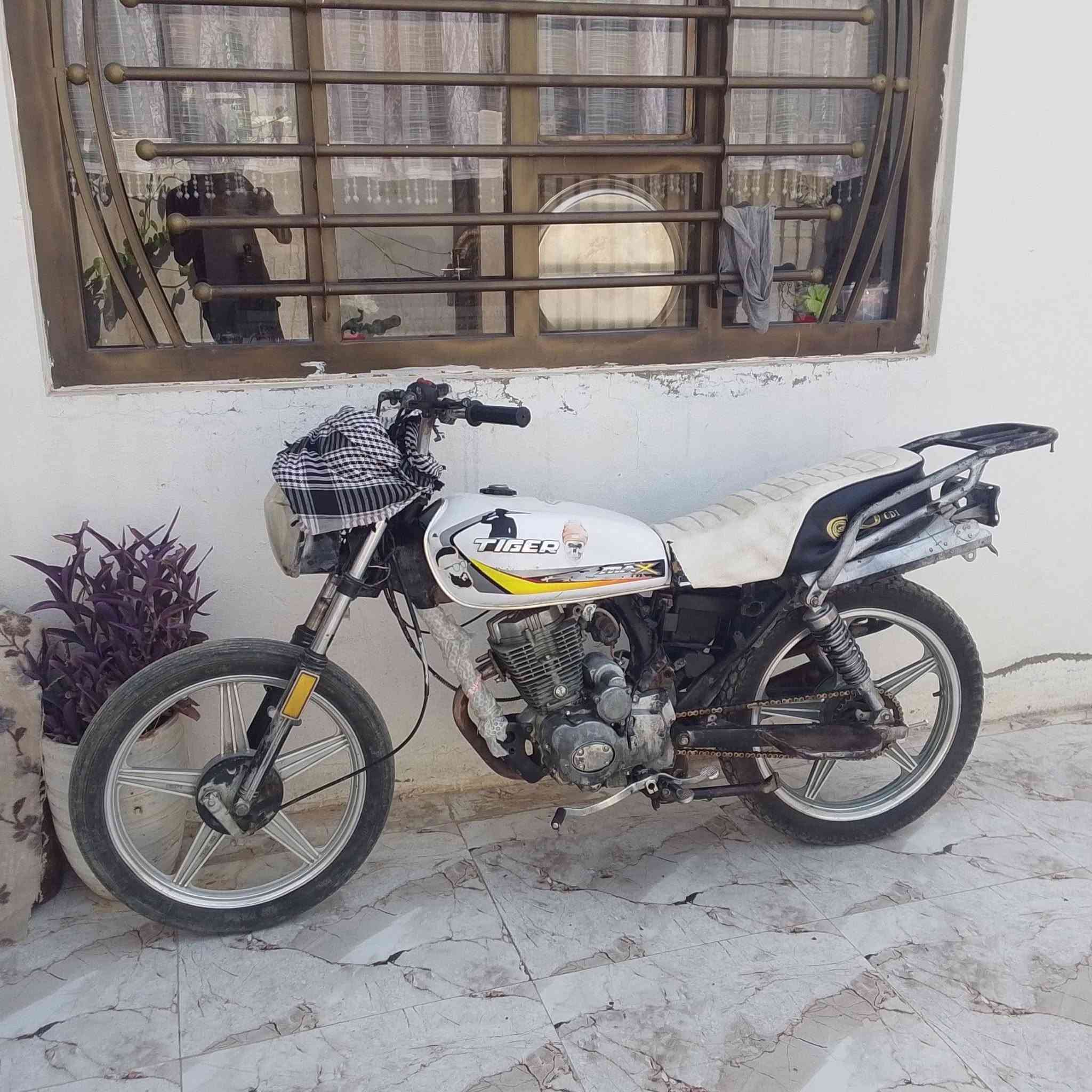 سلام عليكم ماطور جني 5 محرك ولا صرف ولا بخار كهربائي شغاله بس ناقصه باتري نكره سلف مال شغل محرك ناعم اخراس تخم تاير جديد نشاط فول دبلات خلف امامي جديد نشاط فول ✈️ 
السعر 150 بيها مجال للطيبين مكاني كركوك كوباني بيع مستعجل 
***********
