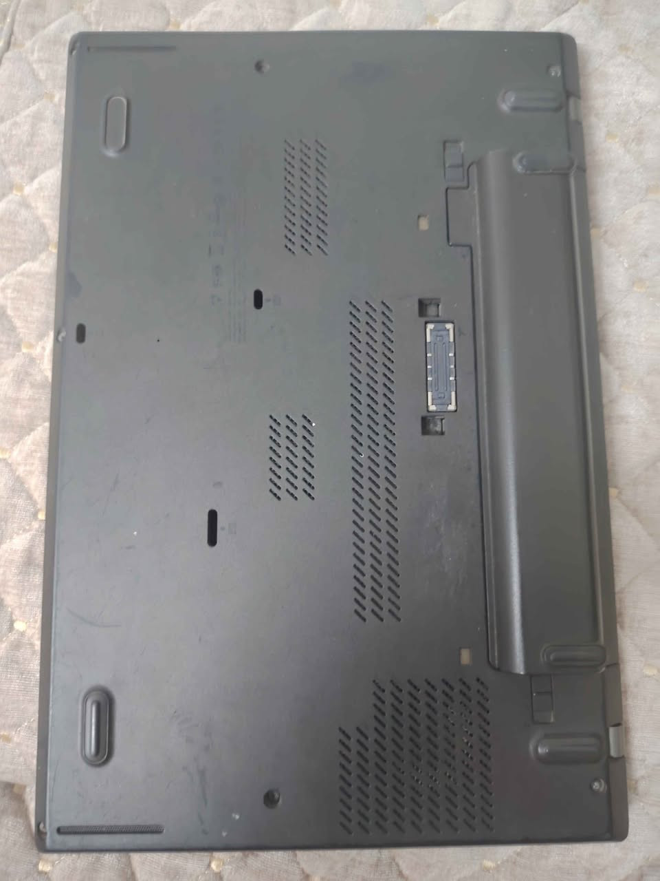 💻 للبيع: لابتوب Lenovo ThinkPad T450 
​المواصفات التقنية:
​المعالج: Intel Core i5-5300U بسرعة 2.30 GHz
​الذاكرة العشوائية (RAM): 8 GB DDR3
​مساحة التخزين: هارد HDD(1 Terabyte)
​كرت الشاشة داخلي: Intel HD Graphics 5500
حجم ​الشاشة: 14 بوصة HD
​حالة الجهاز:
​البطارية: ممتازة جداً (تطول حتى 3 ساعات عمل) 🔋
​الكيبورد عاطل: يحتاج إلى تبديل ⌨️ 
​الحالة العامة: الجهاز يعمل بكفاءة ومناسب جداً للأعمال المكتبية، الدراسة، والتصفح.
​ملاحظة: تم مراعاة تكلفة تبديل الكيبورد في السعر المطلوب.
​📞 للتواصل : [***********] يتوفر واتساب بغداد, العراق
