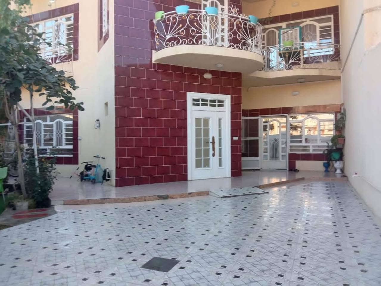 السلام عليكم بيت للبيع ٣٠٠م طابو طابقين البيت يتكون من مطبخ حار وبارد مع كاونتر تركي واستقبال جبير مع مغاسل للضيوف وهول داخلي والصاله مع مجمع درج ومغاسل وغرفة نوم وقاط ثاني نفس الجوه بس مابي مطبخ بس غرف نوم مع مغاسل والكيزر البيت نظام دكت نظيف كلش ميحتاج أي شي .....المكان ديالى خانقين خلف الملعب قرب مدرسة ازادي ...للاستفسار الاتصال على الرقم ***********

