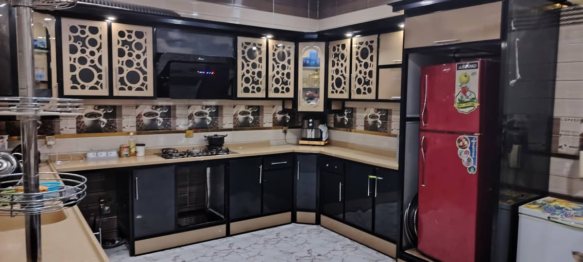 سلام عليكم بيت للبيع السكك الجربوعيه مقابيل حسينية الكوثر مساحه ٢٠٠ متر طابو زراعي سند ٢٥ سنه البناء ٢٠٢٤ مداور اسهم كونكريت مسلح بناء طابوك غرفتين وصاله وحده من الغرف سويت قريب على شارع العام علمنا البيت يقع على شارعين ***********
