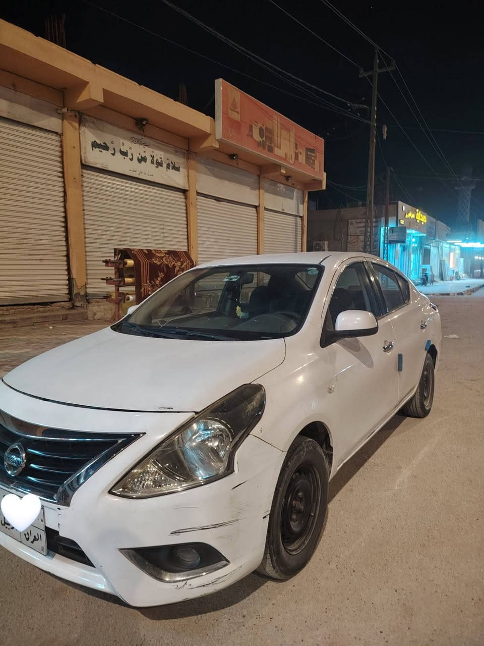 نيسان صني هندي 2016
الجاملغ الخلفي بيه شويه صبغ و بيها شكم مكان بارد
٧٨ و بيها مجال... 
***********
