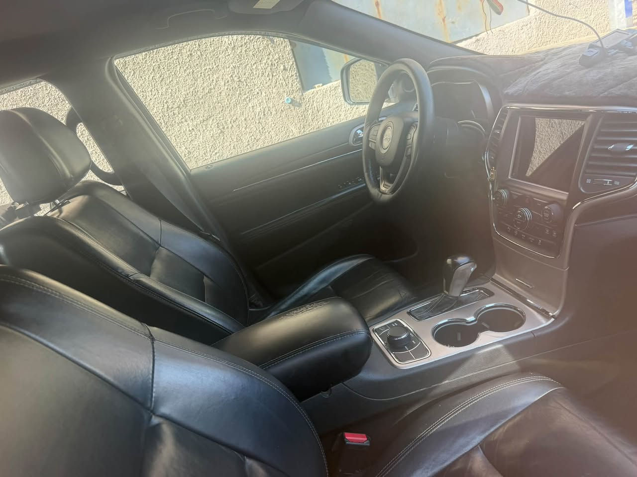 سلام عليكم جيب كراند شيروكي حادثها فقط بنيد بدون شواصي ارباكات سليما محرك كير مكفولات ماشة ١١٥ بيها رشات صبغ  سونار منشور سعر ١٧٠ وبيها مجال مكان بغداد الحرية
***********
