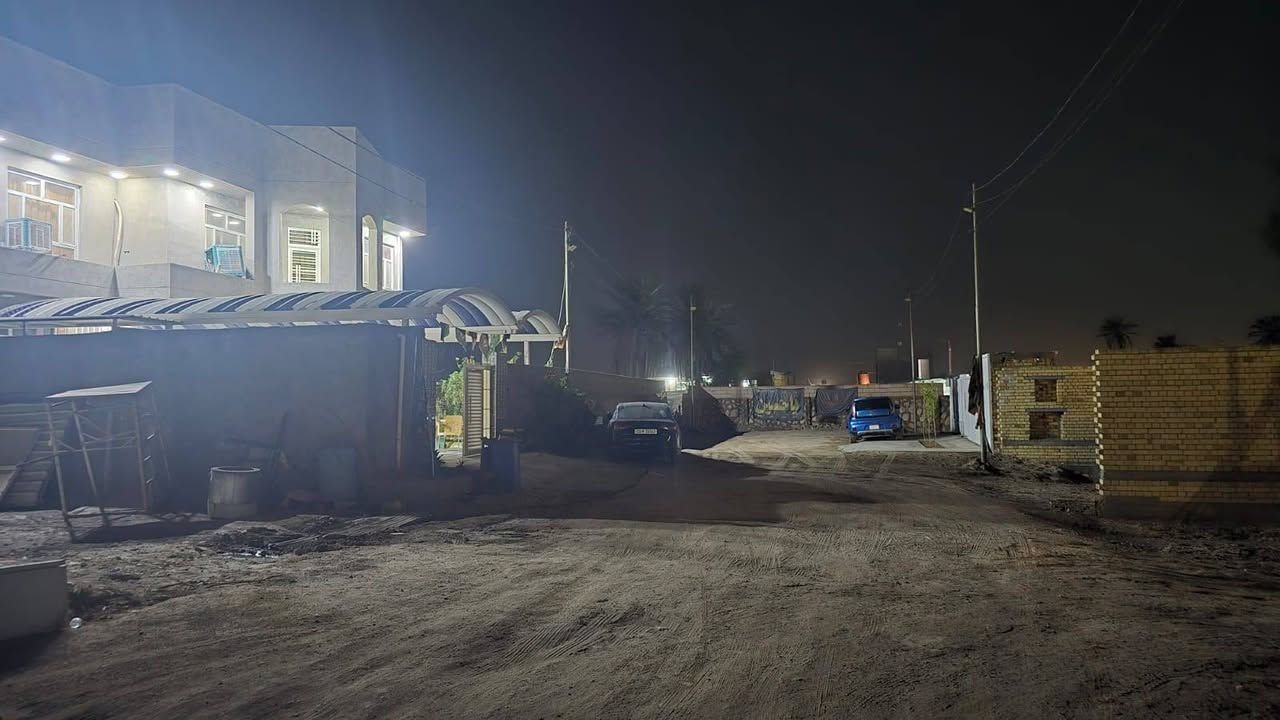 ... دار للبيع .....
دار طابو زراعي سند 25
شارع 14 متر 
محتويات الدار 
غرف نوم عدد 2 طابق ارضي 
غرف نوم طابق ثاني عدد 3
استقبال 
صاله داخليه + خارجيه 
مجمع صحيات داخلي + خارجي + مجمع في الطابق الثاني 
مطبخ حار + مطبخ بارد 
منور داير البيت كامل 
كراج + حديقه خارجيه 
ارضيه والجدران بورسلين 

وتوجد قطعه ارض مساحه 
270م مجاور الدار للبيع ايضا 
العنوان : نادر : خلف معمل غاز الحله 
للاستفسار الاتصال على الرقم
***********

