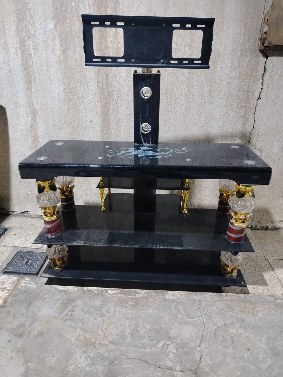 ميز شاشه للبيع مكانه بصره السعر 75.للاستفسار.علا رقم التالي ***********

