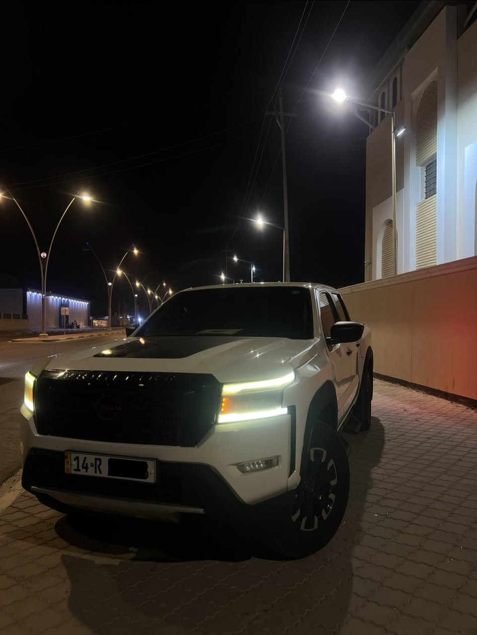 البيع نيسان فونتيرة 2022 PRO-4X  ماشية 100 الف 

✅كير محرك كفالة 
صور الحادث مرافق المنشور

* أوتوماتيك 9 سرعات
* دفع رباعي 4WD
* دبل بنظام تحويل بسرعتين
* دفرنس خلفي إلكتروني قابل للقفل، 

* 5 مقاعد Crew Cab.
* مقاعد أمامية Zero Gravity.
* تنجيد قماش Charcoal مع خياطة Lava Red في PRO-4X.
* كرسي السائق كهربائي 8 اتجاهات.
* دعم قطني للسائق.
* كرسي الراكب الأمامي يدوي 4 اتجاهات.
* المقاعد الخلفية قابلة للطي بنسبة 60/40.
* مسند ذراع وسطي للمقاعد الخلفية.
* أرضيات وفرش مخصص PRO-4X.
* إضاءة داخلية LED. 

📍البصرة 
السعر 200 بيها مجال 
لاستفسار/***********

