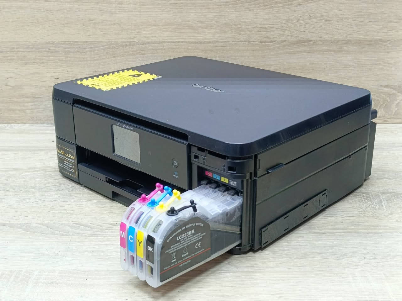 طابعة براذر موديلDCP-J562DW مستعمل بحالة ممتازة بأخبار خارجية تطبع 5000 ملون و 6000 اسد وابيض سعر الحبر 10 الف لكل اللوان حبر سائل سرعة الطباعة 9 ملون 12 اسود وابيض طباعة بوجهين دوبلكس تحتوي علىWIFIيمكن ربطها على موبايل وتابلبت ولابتوب كما تحتوي على منفذ USB فلاش وميموري كارت و امكانية طباعة صور استنساخ طباعة سكنر 🚦سعر الطابعة 150 الف 🚦مع كيبل كهرباء وكيبل كومبيوتر وقرص تعريف.
‏للطلب *********** - ***********
‏يوجد توصيل لكل المحافظات نسبة نظافة الجهاز 90% ضمان تشغيل وفحص. 
‏#طابعتي
‏#الصفوة
