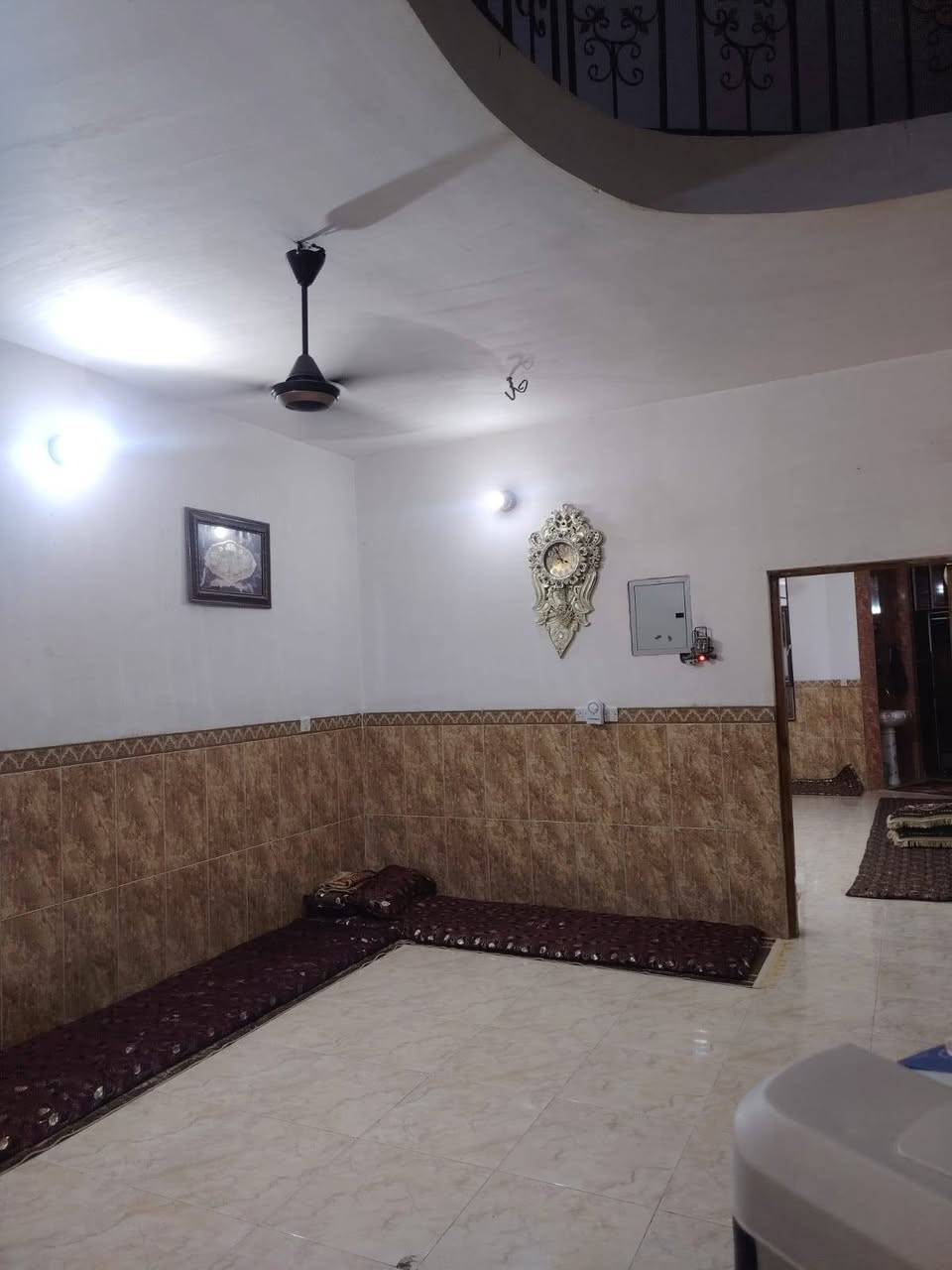 بيت للبيع مثنى الخظراء 
خلف مدرسة ابطال العروبة 
مساحة 181 متر واجه 7 وربع نزال 25 شارع 12 متر 
يتكون من 5 غرف نوم استقبال ومطبح عدد حمامات 3 
صالة كراج سيارة واسع 
للاستفسار مراجعة مكتب الحسني للعقار 
***********
***********
***********

