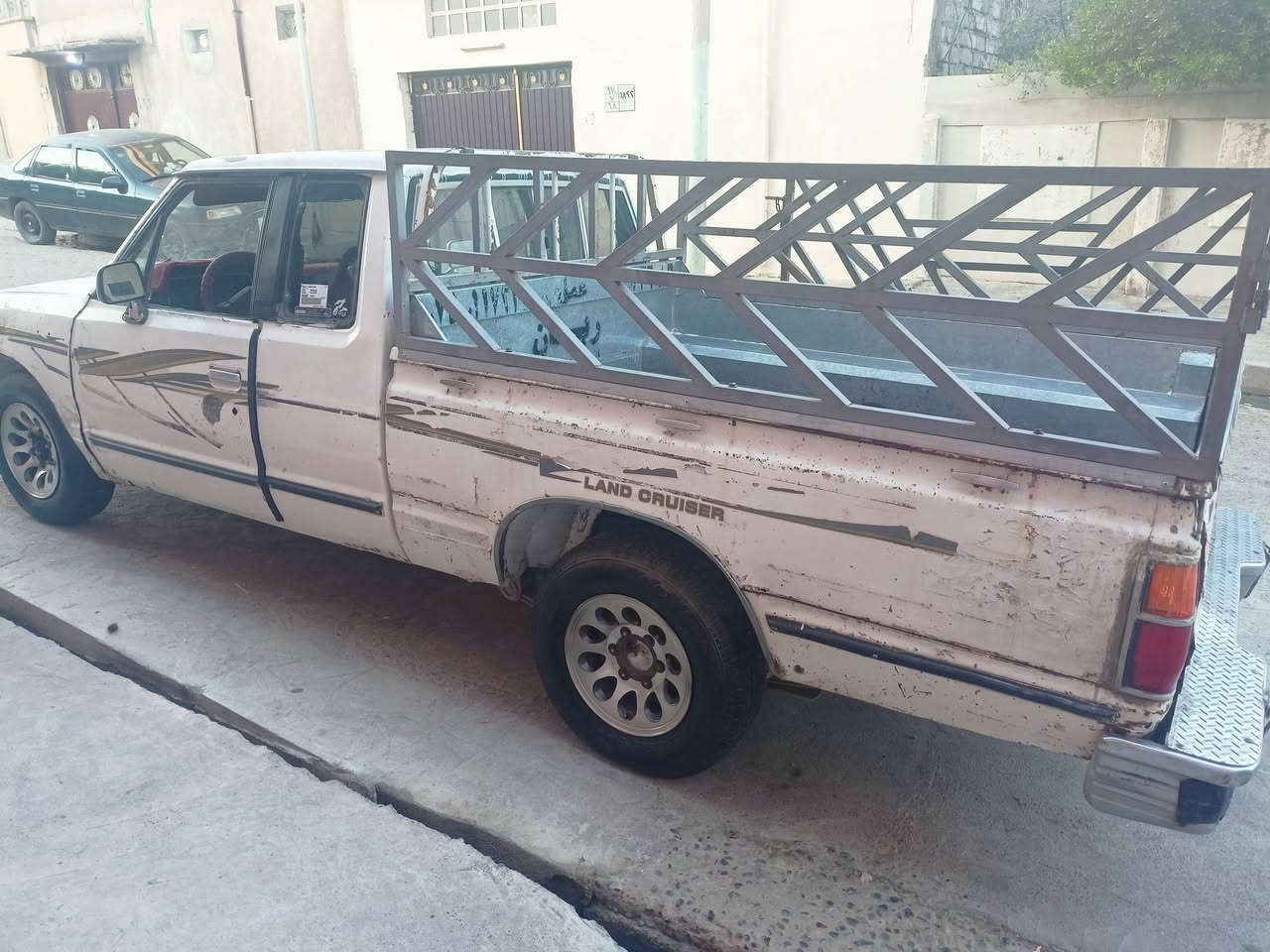 للبيع بيكم نسان قماره وربع مديل 84 كير شرط
محرك شرط اكسن شرط شاصي شرط 
كاربون بنزين بيها تريد وكاله تريد تحويل 
السعر ١٥ وربيها مجال 
***********او***********

