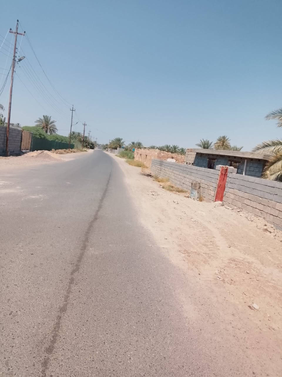 قطعه ارض الف متر وبيه بيت غرفتين ومطبخ وحمام الموقع الشهابي خلف معمل سمنت ***********

