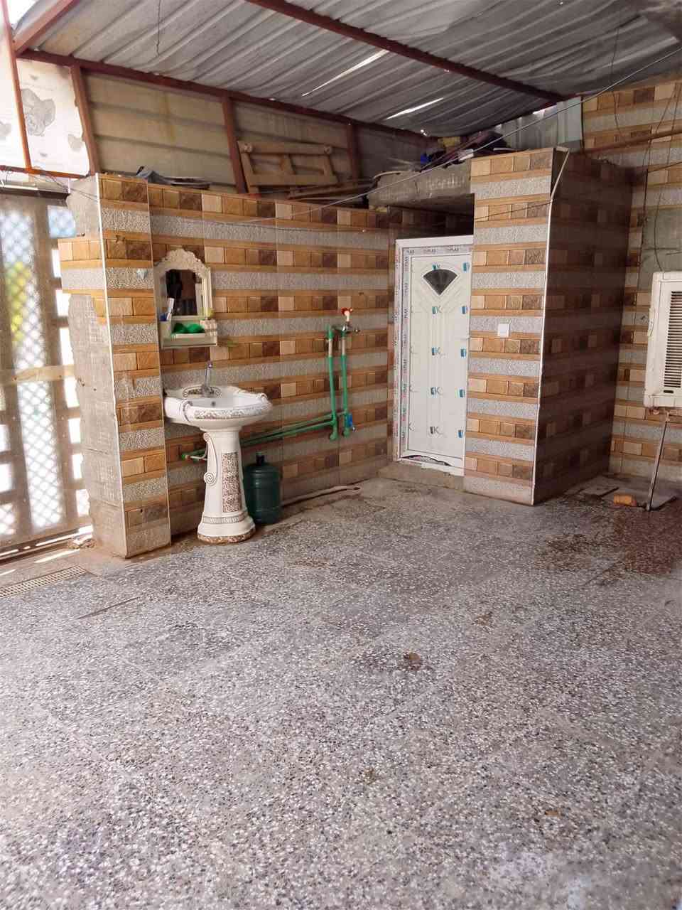 ---
*للبيع بيتي 🏠*

السلام عليكم 
عندي بيت للبيع مساحته *140م* بمكان هادئ وراقي وكل الخدمات متوفرة: تبليط، ماء، كهرباء، مدارس، وكلشي قريب.

*مواصفات البيت:*
- *طابقين*
- *6 غرف*
- *3 حمامات*

*الطابق الاول:* 
استقبال + مطبخ + هول + حمام داخلي + حمام خارجي + غرفتين

*الطابق الثاني:*
4 غرف + هول + حمام + سطحين  
_ملاحظة: بعد بيه شوية نقوصات_

*السعر: 150 مليون دينار*  
قابل للتفاوض

*للتواصل واتساب واتصال:* 
📞 ************* 
📞 *04715232754*

_اي استفسار اتصال وتساب_

---
