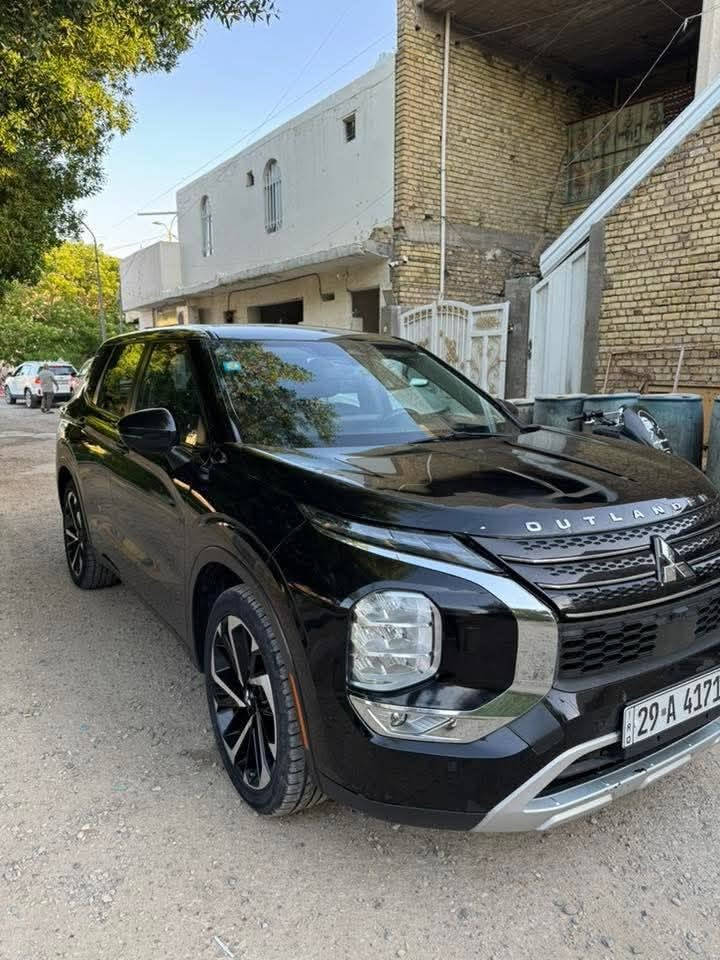 سلام عليكم
متسيوبيشي اوتلاندر 
Mitsubishi Outlander
موديل: 2022
• الفئة: SE
• المحرك: 2.5 لتر 4 سلندر
• القوة: 181 حصان
• الدفع: رباعي
• عدد المقاعد: 7 ركاب
• شاشة وسطية + Apple CarPlay + Android Auto
• كاميرات محيطية وحساسات أمامية وخلفية
• رادار + Lane Assist + Blind Spot
• تشغيل بصمة ودخول ذكي
• تبريد ممتاز + مقاعد مريحة وتسخين للمقاعد
• إضاءة LED كاملة
• السيارة استخدام مرتب
• ممشى السيارة 83 الف كيلو 
• الدواخل مطعمة بكاربون فايبر بلاد شركة 
السيارة فول مواصفات ماعدى الفتحة 
السيارة جاهزة وكاملة مناقصه اي شي استخدام شخصي اضافة السيارة مرقمة واسط ومتواجدة بالكوت 
• الحادث بدون صبغ بدون تبديل بدون معجون فقط بارد شبر بحافة البنيد 
السعر 178 وبيه مجال
• للاتصال او واتساب ***********
