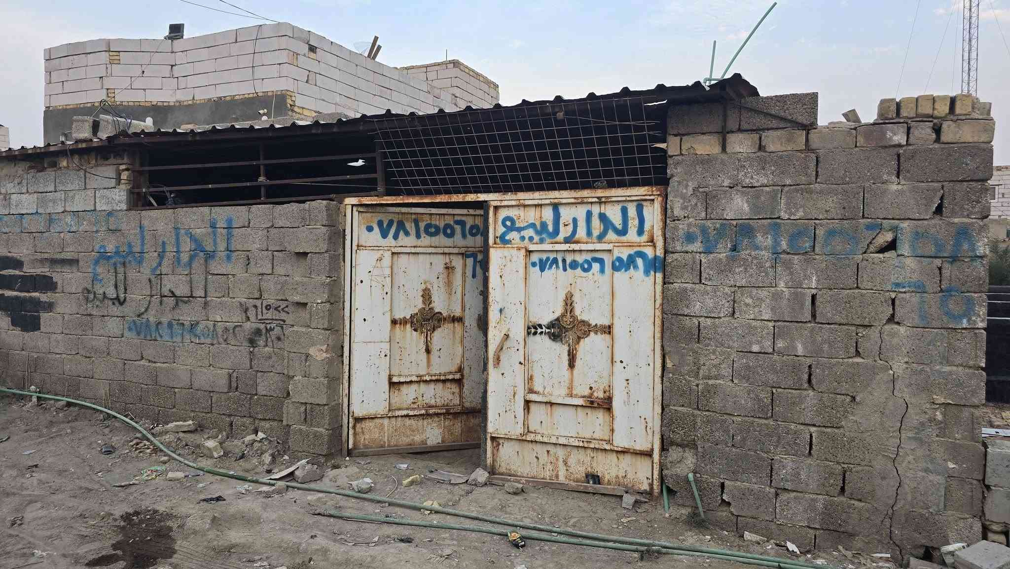 سلام عليكم بيت 200 متر مبني بي ١٠٠ ولباقي ترك بي غرفه وبراني وصحيات ***********
السعر ١٥ وبي مجال

