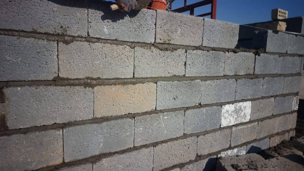 سلام عليكم اني خلفه بناء بلوك شرط التزام ونضافه العمل. اشتغل داخل الصويره و خارج.  شغندك بناء اني حاضر. رقمي  ***********
