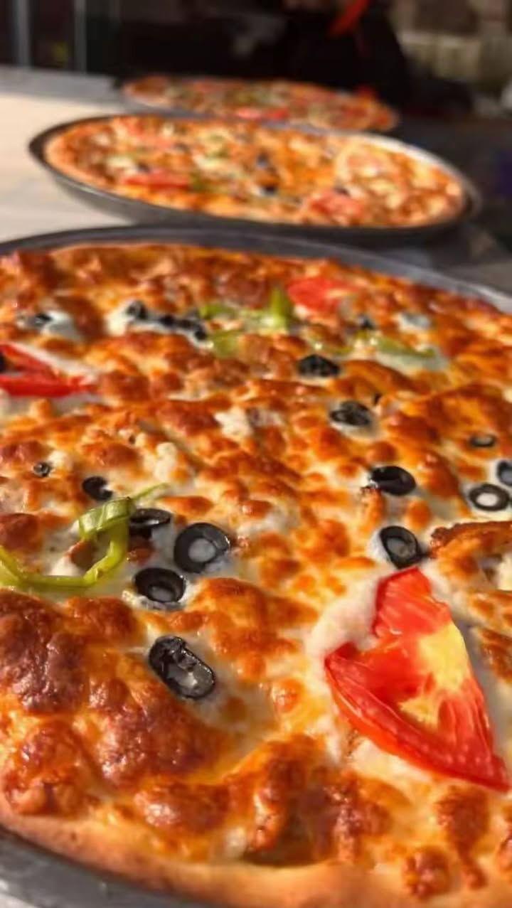 البيتزا يمنا غير شي 😋🍕
العنوان القيارة شارع العام مجاور روضة القيارة 
للطلب الاتصال على ***********
