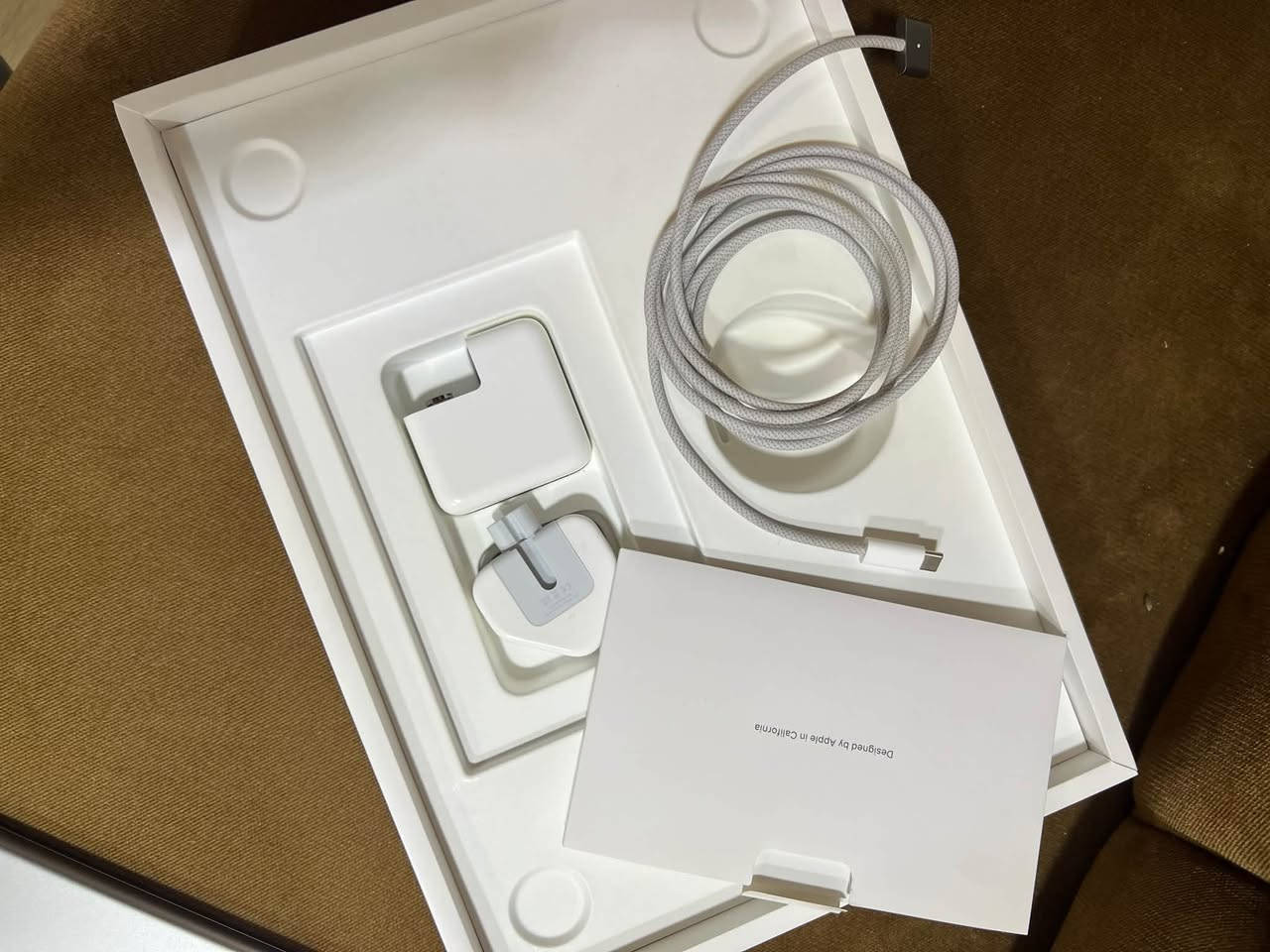  MacBook Air M2 للبيع

🔹 الموديل: MacBook Air M2 – A2681
🔹 الشاشة: 13.6 إنچ Liquid Retina
🔹 المعالج: Apple M2 – 8 Core CPU
🔹 كرت الشاشة: 8 Core GPU
🔹 الرام: 8GB Unified Memory
🔹 التخزين: 256GB SSD
🔹 الدقة: 2560 × 1664
🔹 Touch ID
🔹 كيبورد بإضاءة خلفية
🔹 MagSafe 3
🔹 2× Thunderbolt / USB 4
🔹 Wi-Fi 6 + Bluetooth 5.3
🔹 كاميرا FaceTime 1080p 

🔥 حالة الجهاز: فول نظافة
🔥 استخدام قليل جداً
🔥 فقط شخط واحد بسيط
🔋 صحة البطارية: 99%
🔄 عدد السايكلات: فقط 45 Cycle
سعر 900 الف 
للحجز التواصل على الرقم حصرا ***********

الجهاز مواصفاته ممتازة للدراسة، التصميم، البرمجة، Photoshop، Canva والمونتاج،
