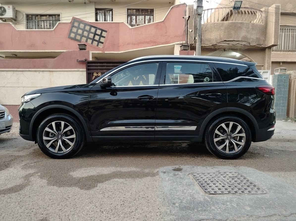 السلام عليكم 
للبيع: شيري تيجو 7 برو  (Tiggo 7 Pro) - فول مواصفات Flagship يعني مو المواصفات العادية ال Comfort
اللون الأسود الملكي موديل ٢٠٢٣ ماشية ٥١ الف  
مواصفات الفول: بانوراما، كاميرات 360، جنطة كهرباء، شاحن لاسلكي، حساسات أمامية وخلفية، نظام صوت Sony. تقفيل ذاتي دخول بدون مفتاح، شنو ابالك مواصفات بيهه 
السيارة بحالة الوكالة وصيانة دورية بالشركة (دفتر الصيانة موجود ) وبعدهه بالضمان مال شركة شيري السراب وكفالة عامة من الدعامية للدعامية بحالة الوكالة .
السعر: [  ٢١ مليون دينار عراقي ]
الموقع: [بغداد بسماية] للتواصل :  [ *********** ] بغداد, العراق

نص مكتوب في الصور:
- تيگو 7 Flagship Pro فول مواصفات 2023 ماشية 50 ألف تحت الضمان الاتصال على الرقم ***********