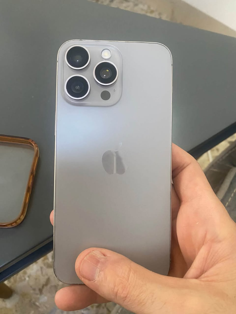 السلام عليكمiPhone 15 Pro Max  للبيع فقط
ذاكره 256
بطاريه 81
دبل سيم كرت 
جهاز مبدل شاشه مال تفصيخ من جهاز ثاني ومكتوبه بلاعدادات مستعمله وبي الكامره رقم واحد شويه بيه تراب واضحه بس للامانه لازم اكتبه نضافه الجهاز 85 بلميه السعر 700 وبي مجال كلش بسيط مكاني بغداد العطيفيه ***********

نص مكتوب في الصور:
- ١٢:١٩
- القطع والخدمة
- تجمع Apple سجل تاريخ القطع والخدمة، وهذا
- السجل يعرض معلومات عن هذا الـ iPhone وحالته
- وتفاصيل إصلاحه معرفة المزيد...
- سجل تاريخ الخدمة
- الشاشة
- مستعملة