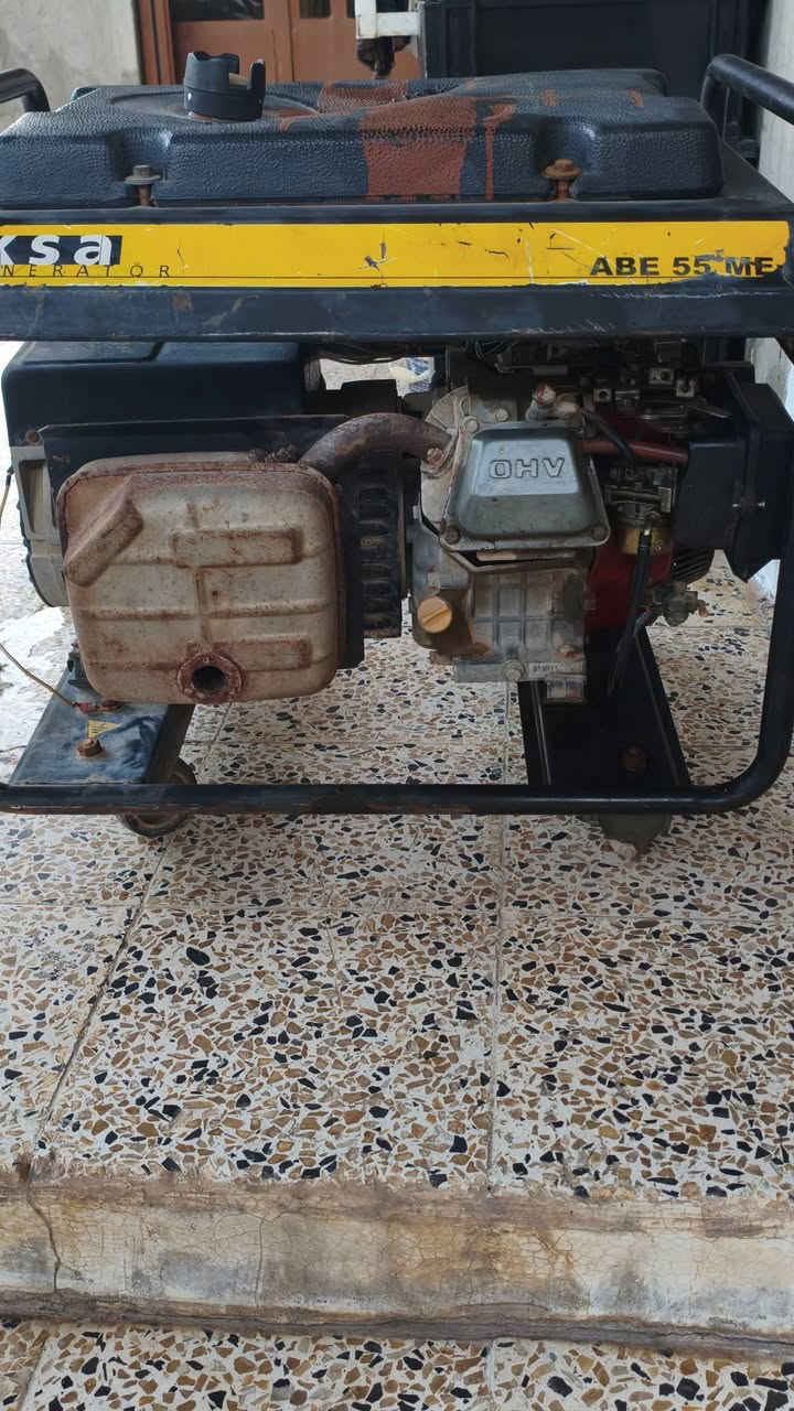 مولد اقصى 5 KV  شغال شرط نص حبل
بي شغله وحدة التانكي مالته من فوك مشكوك و ما يأثر بس ينلحم من فوك بمعجون  سعره 300 و بي مجال بسيط و مكاني تكريت و توصيل ما عندي و هذا رقمي 
***********
