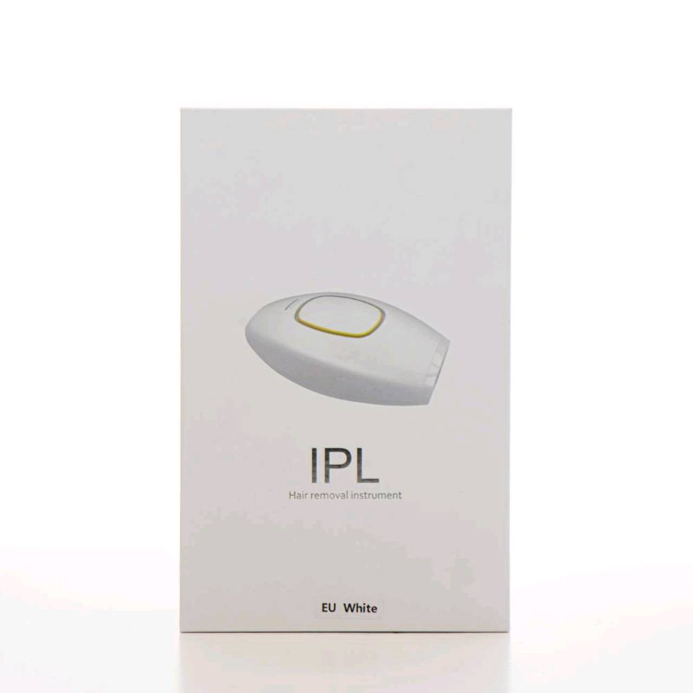جهاز إزالة الشعر بالنبض الضوئي المكثف (IPL) المنزلي، ويأتي معه ملحقات تشمل شاحن كهربائي، ونظارة لحماية العينين، وموس حلاقة صغير.مكونات المجموعة: تتضمن الجهاز الرئيسي بلونه الأبيض والإطار الذهبي، شاحن الطاقة، نظارة واقية سوداء، وأداة حلاقة تحضيرية.طريقة العمل: يعتمد الجهاز على تقنية الـ IPL لإصدار ومضات ضوئية تخترق الجلد وتضعف بصيلات الشعر تدريجياً لتقليل نموه على المدى الطويل.