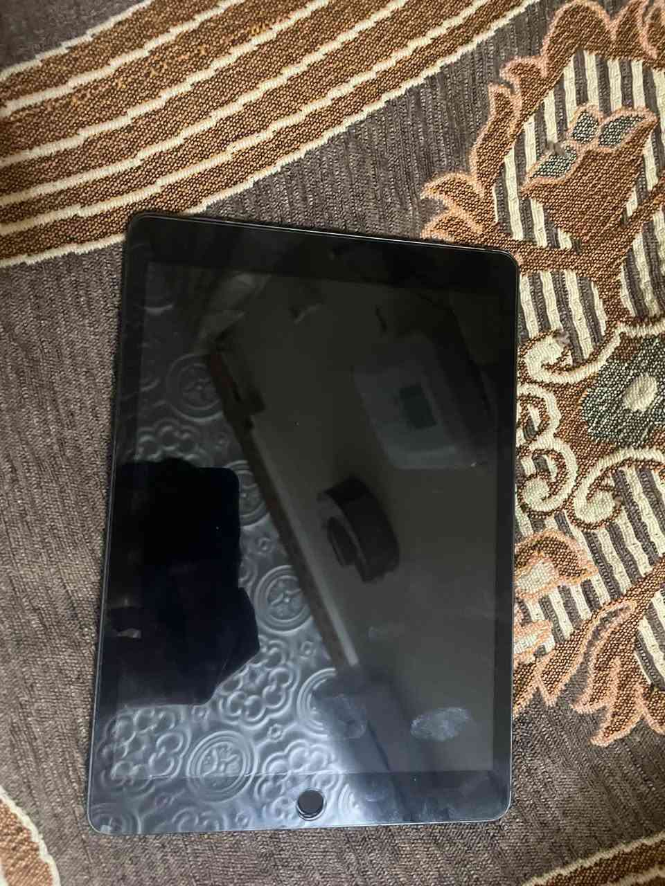ايباد 9 ذاكرة 64 الدگمة خربانه واكو خدوش بسيطه رقمي ***********
