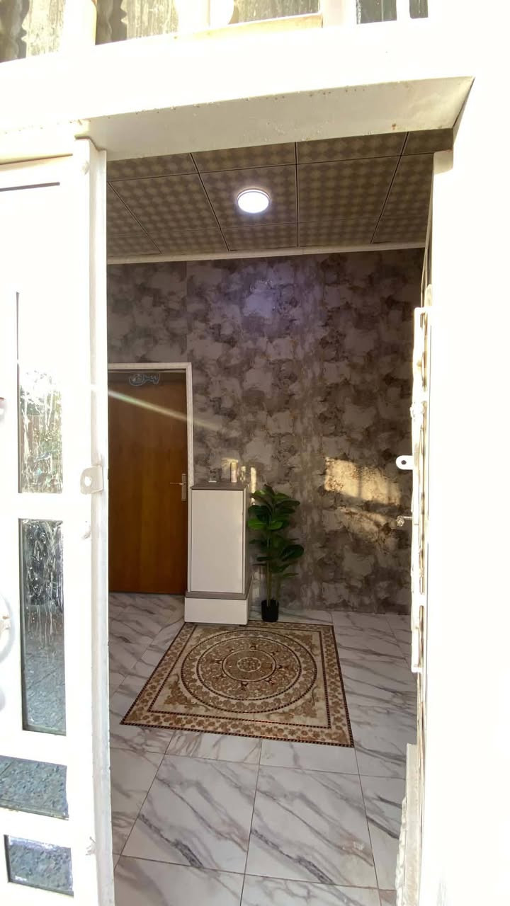 بيت مساحة 320 مساحة البناء 300 بناء 2017 زراعي سهم بالطابو ، يحتوي على غرفتين وصالة واستقبال ومطبخ وحمامات 2 داخلية وصحيات 2 داخلي وخارجي وگراچ وحديقة ومخزن ومساحة ترك ع جهة البيت تسع لبناء غرفة خارجية ، سعر البيت 115 وقابل للتفاوض للتواصل ***********
