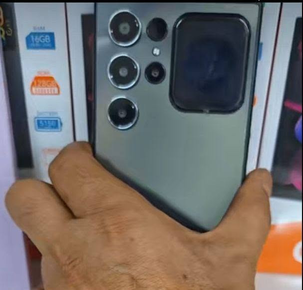 السلام عليكم جهاز مستخدم شي قليل حيل كامرة تصوير فول شحن سريع شاشة خلفية كارتونتة وشاحنتة ويا سعر 200قفل مكاني عبايجي يوجد توصيل ***********
