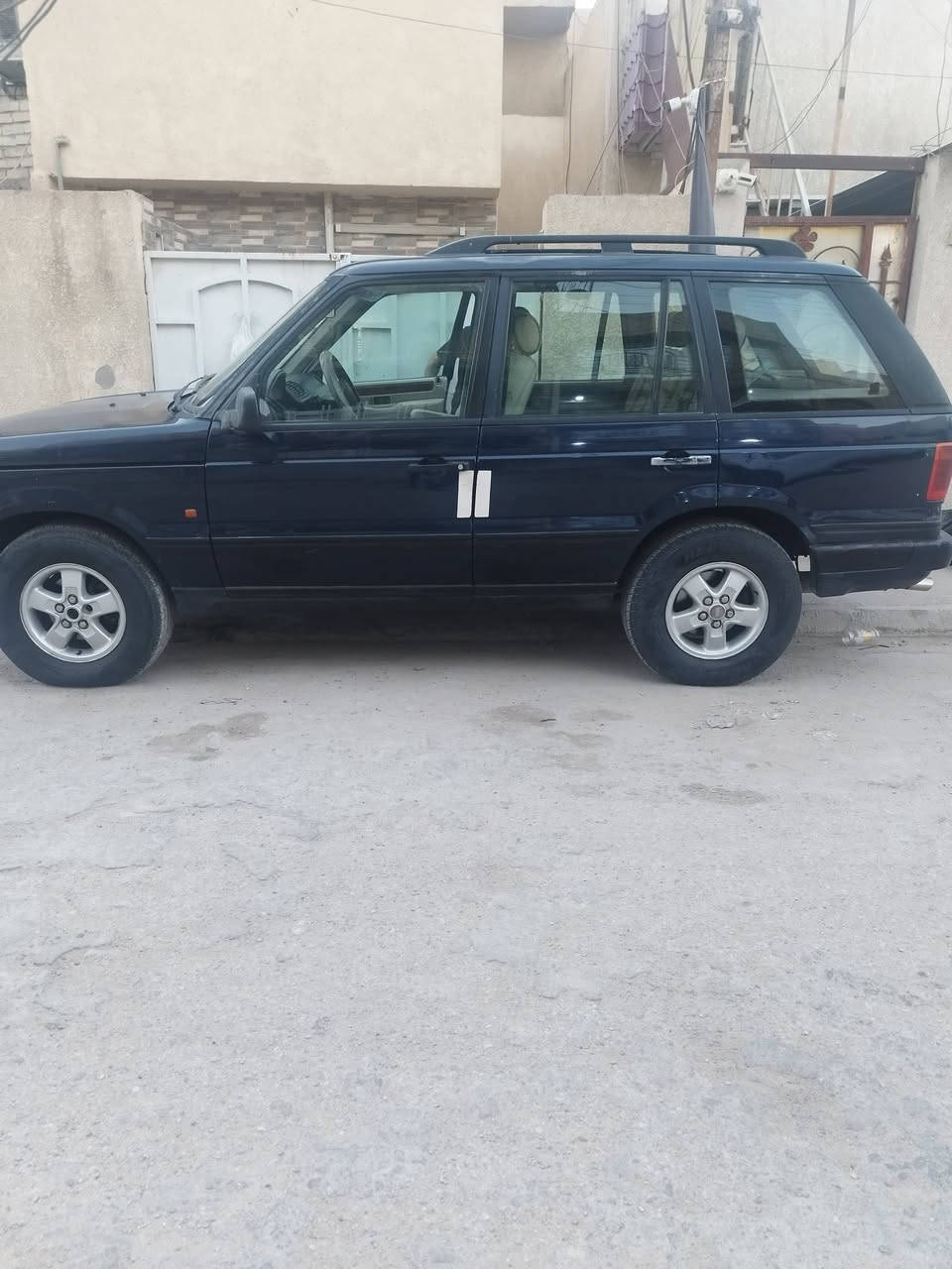 رانج روفر نيو موديل 1999 لون نيلي حجم مكينة 4600 كير اوتماتيك بدون صبغ كهربائيات شغالة السعر 60 ورقة وبيها مجال العنوان بغداد تلفون ***********
